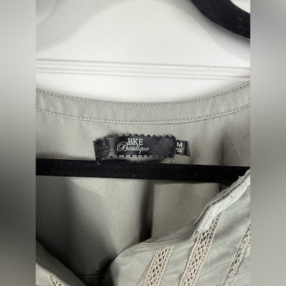 BKE Boutique women’s sage green high low long sleeve blouse. Size M. - Picture 5 of 7